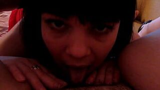 Лесбиянка в красных нейлоновых колготках ногой мастурбирует волосатую киску у зрелой подруги, лижет ей клитор, делает куннилингус. Брюнетка вставляет дилдо в пизду пухлой лесбиянки и ебет. домашний фетиш, крупные планы - порно видео