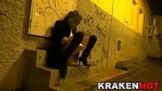 БДСМ на улице. Публичное подчинение на домашнем кастинге со стариком - порно видео