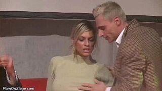 Публичный тройничок на сцене - порно видео