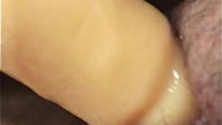 Проникновение в мою маленькую мокрую щель киски моей любимой игрушкой - порно видео