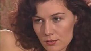 Горячая грязная брюнетка обрабатывает два члена - порно видео