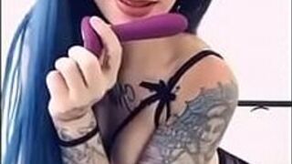 Просочившееся моментальное шоу распутной девушки с вебкамеры, вибрирующей ее клитор, внутри ее киски и внутри ее очка - порно видео