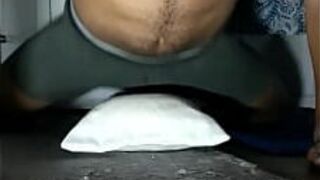 Мускулистый мужчина трется о подушку, отчаянно трахаясь - порно видео