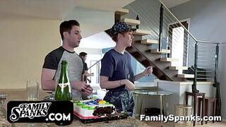 Сводный сын трахнул свою военную мачеху Лорен Филлипс после ее деревенского долга - порно видео