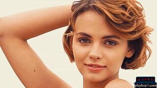 Миниатюрная юная красотка Ариэль раздевается догола на улице и горячо позирует - порно видео