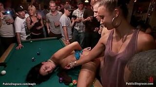 Связанную грязную крошку грубо отшпилили на публике - порно видео