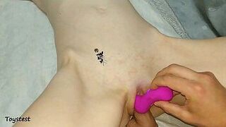 Сосущая игрушка с клитором и дилдо сводят ее с ума - порно видео