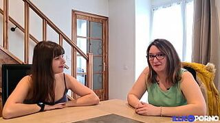 Шаловливая милфа Клара хочет хорошенько потрахаться с парнем своей подруги - порно видео