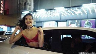 Жюль Джордан - Эмили Уиллис в межрасовом сексе, она берет двух парней в безумную поездку! - порно видео