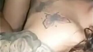 Полосатая брюнетка дает киску друзьям - порно видео