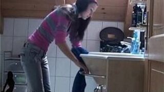 Вуайерист - смотри, как она встает - порно видео