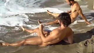Два друга-гея гладят на пляже - порно видео