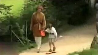 Девичье соблазнение в сквере виден соски - порно видео