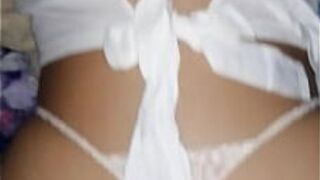 Я приглашаю своего соседа посмотреть фильм, и мы в итоге трахаемся - порно видео