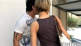 Горячий шмель пробует мужской сок - порно видео