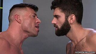 Мускулистые мужчины делят попку бородатого парня - порно видео