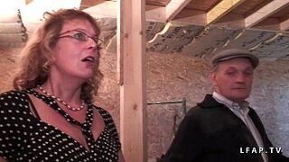 Французской зрелой трахают в задницу в гэнгбэнге - порно видео