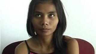 Застенчивая азиатская девушка ублажает белого мужчину на видео - порно видео