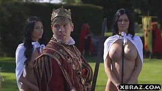 Кинг трахает своих грудастых распутных слуг Жасмин и Аниссу - порно видео