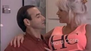 Зрелая блондинка с большими сиськами благодарна за член - порно видео