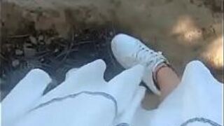 Супер смелая королева секса на открытом воздухе 