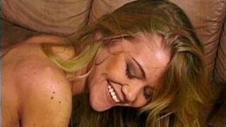 Ухмыляющаяся маленькая маленькая шлюшка - порно видео