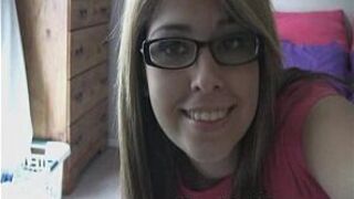 Хорошенькая юная блондинка танцует обнаженной - порно видео