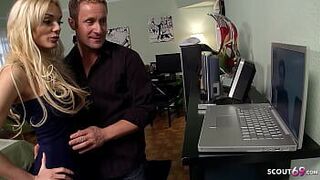 Подтянутая милфа-блондинка с большими сиськами соблазняет соседского парня с большим белым членом для траха с изменой - порно видео