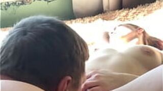 Что может быть лучше классного куннилингуса по утрам? - порно видео