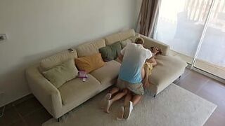 МУЖ-ИЗМЕНА ТРАХАЕТ НЯНЮ И СЪЯСНЯНА НА СКРЫТУЮ КАМЕРУ - порно видео