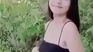 Малышка Минтра трахается посреди леса со своим мужем. - порно видео