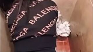 Большую задницу трахнули в ванной - порно видео