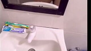 Насыщенный и романтический секс в ванной - порно видео