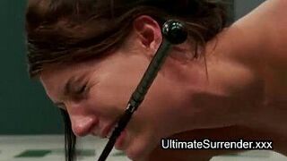 Обнаженную женщину-рестлера трахнули в киску - порно видео