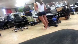 Телочка в тату-салоне с красивой задницей - порно видео