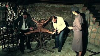 Кассандра - возбужденную шлюшку привязали к раскладывающему креслу и щекотали до крайности (ТРЕЙЛЕР) - порно видео