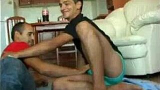 Непослушный маленький дядя трахает мальчика - порно видео