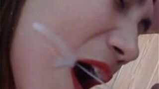 Он кончил в рот - порно видео