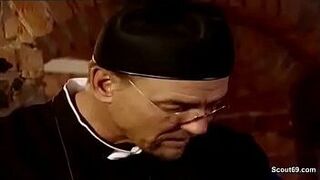 Когда солнце садится в монастыре, дела идут кругом - порно видео