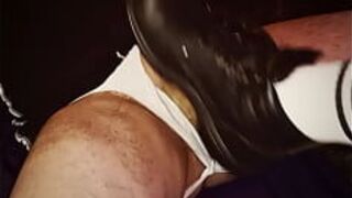 Пытка яиц - короткий клип - начиная с ботинок - порно видео