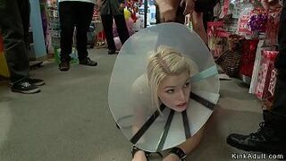 Блондинку-рабыню фистят на публике - порно видео