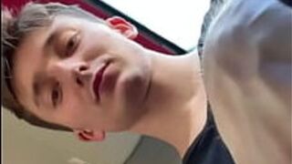 Твинк, придя домой из школы, мастурбирует большой член в автобусе и кончает на сиденье - порно видео