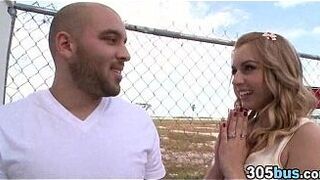 Лекси Белль поднимает мужика - порно видео