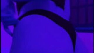 Худенькая маленькая девочка с отличной задницей заставит тебя кончить, связаться со мной Худощавая и со смертоносным хвостом сделает тебя очень богатым, свяжитесь со мной - порно видео