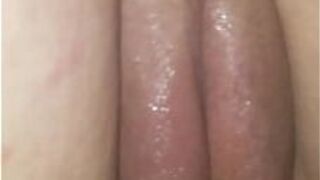 Красивая сквиртующая киска - порно видео