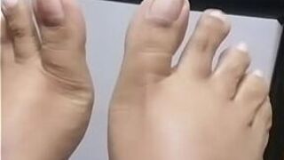 Дразнить ноги - порно видео